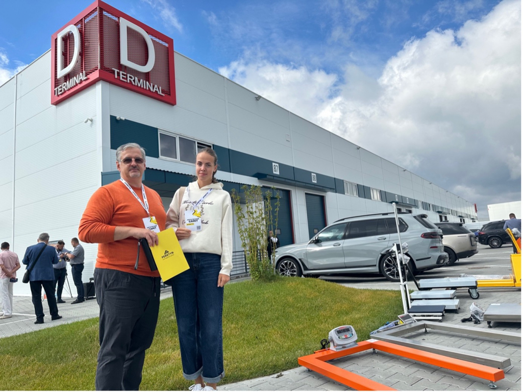 Фото із заходу