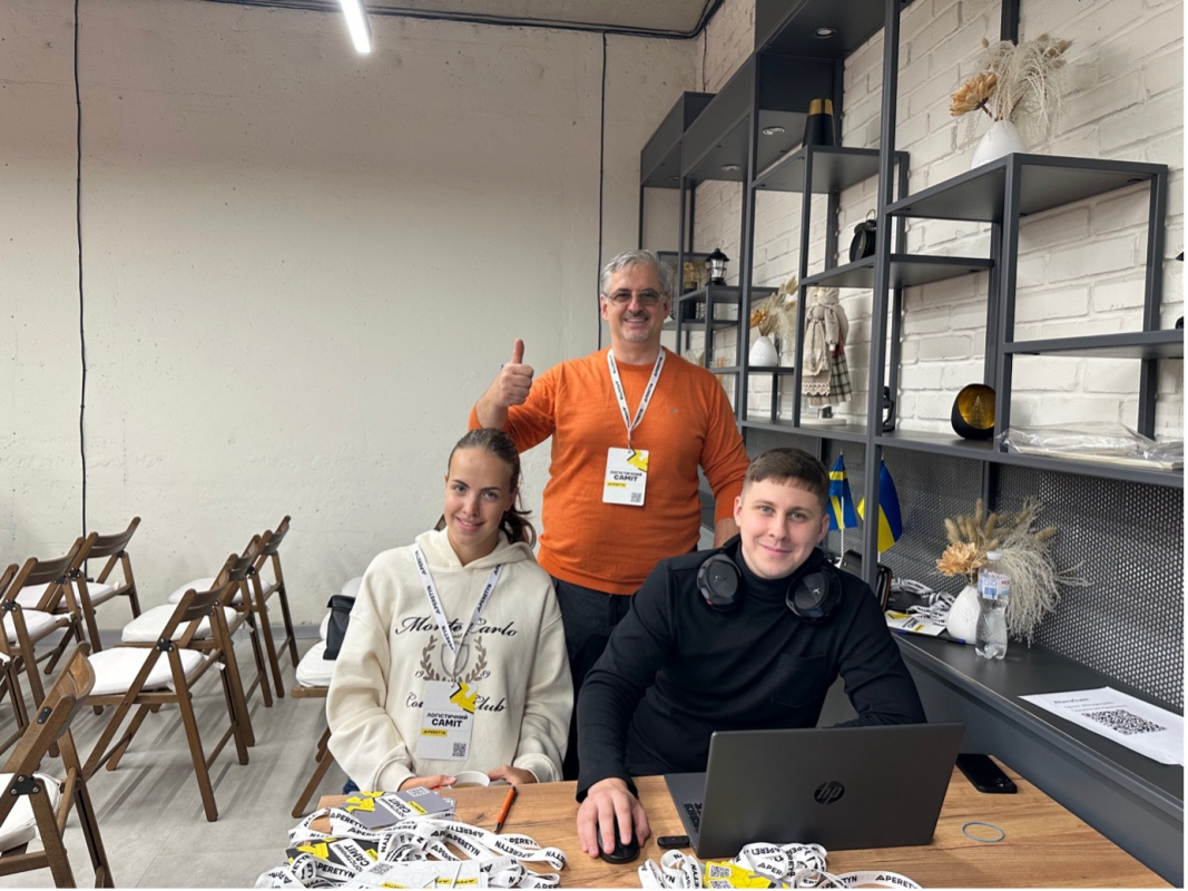 Фото із заходу