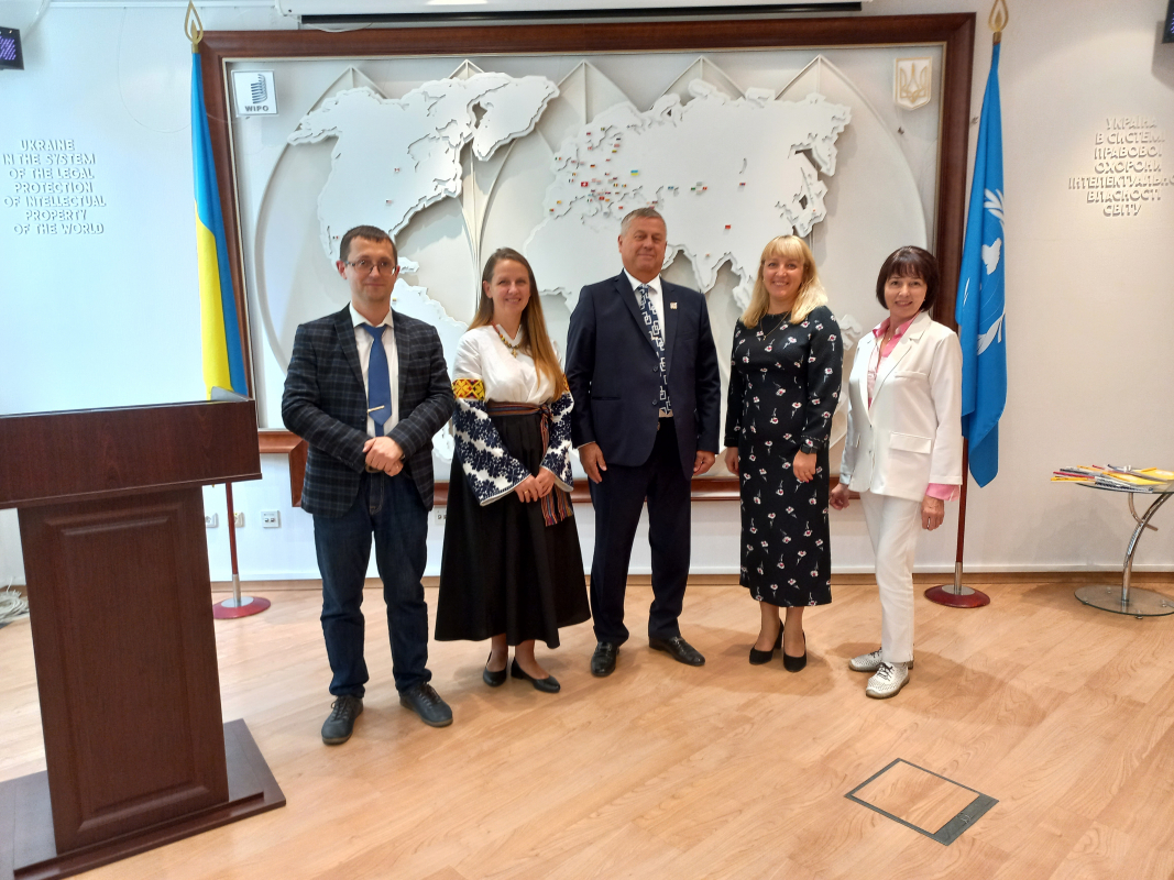 Фото з нагородження переможців