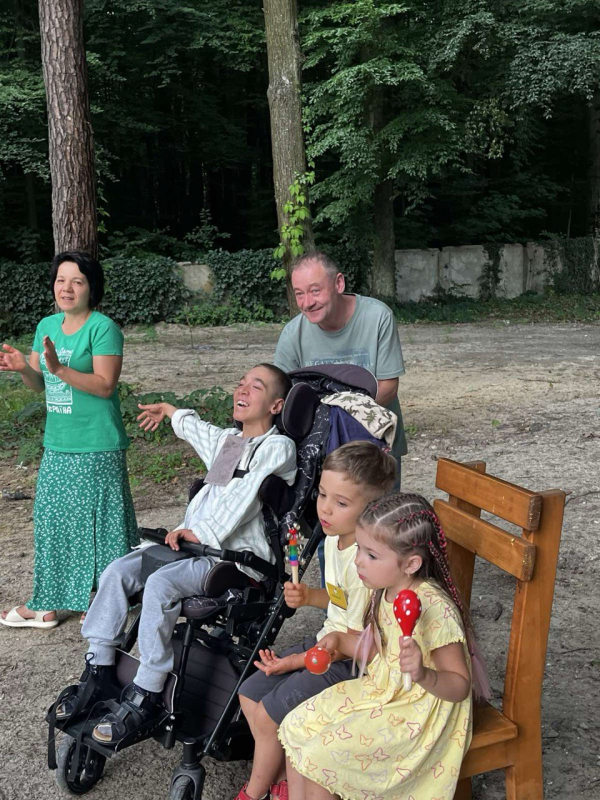 Фото із заходу