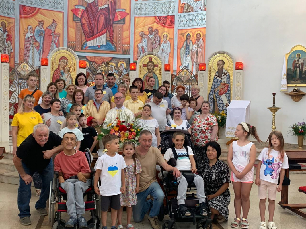 Фото із заходу