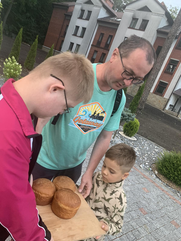 Фото із заходу