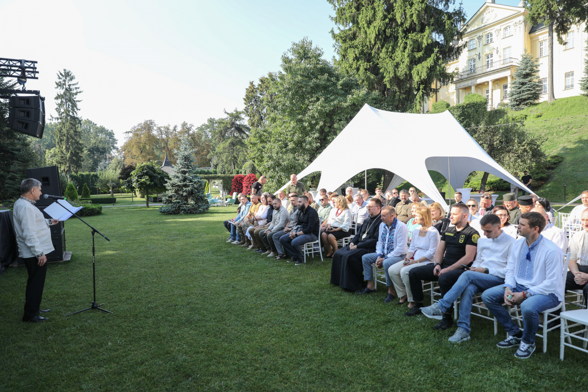 Фото з молитовного сніданку