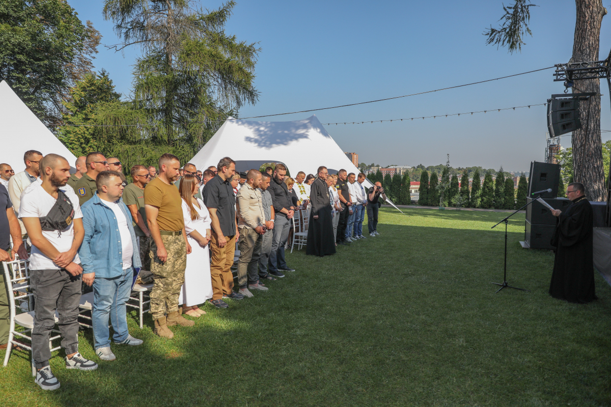 Фото з молитовного сніданку