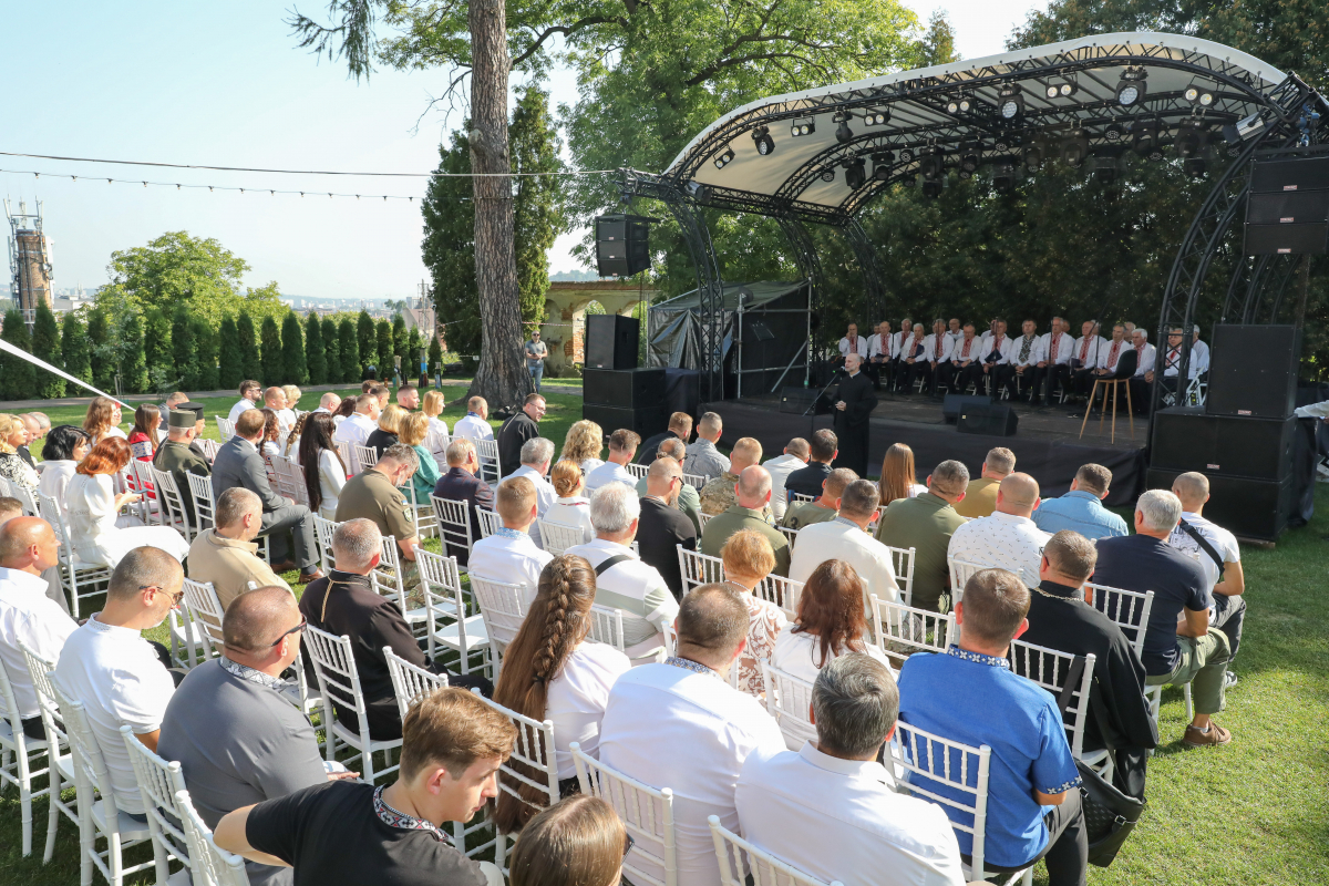 Фото з молитовного сніданку