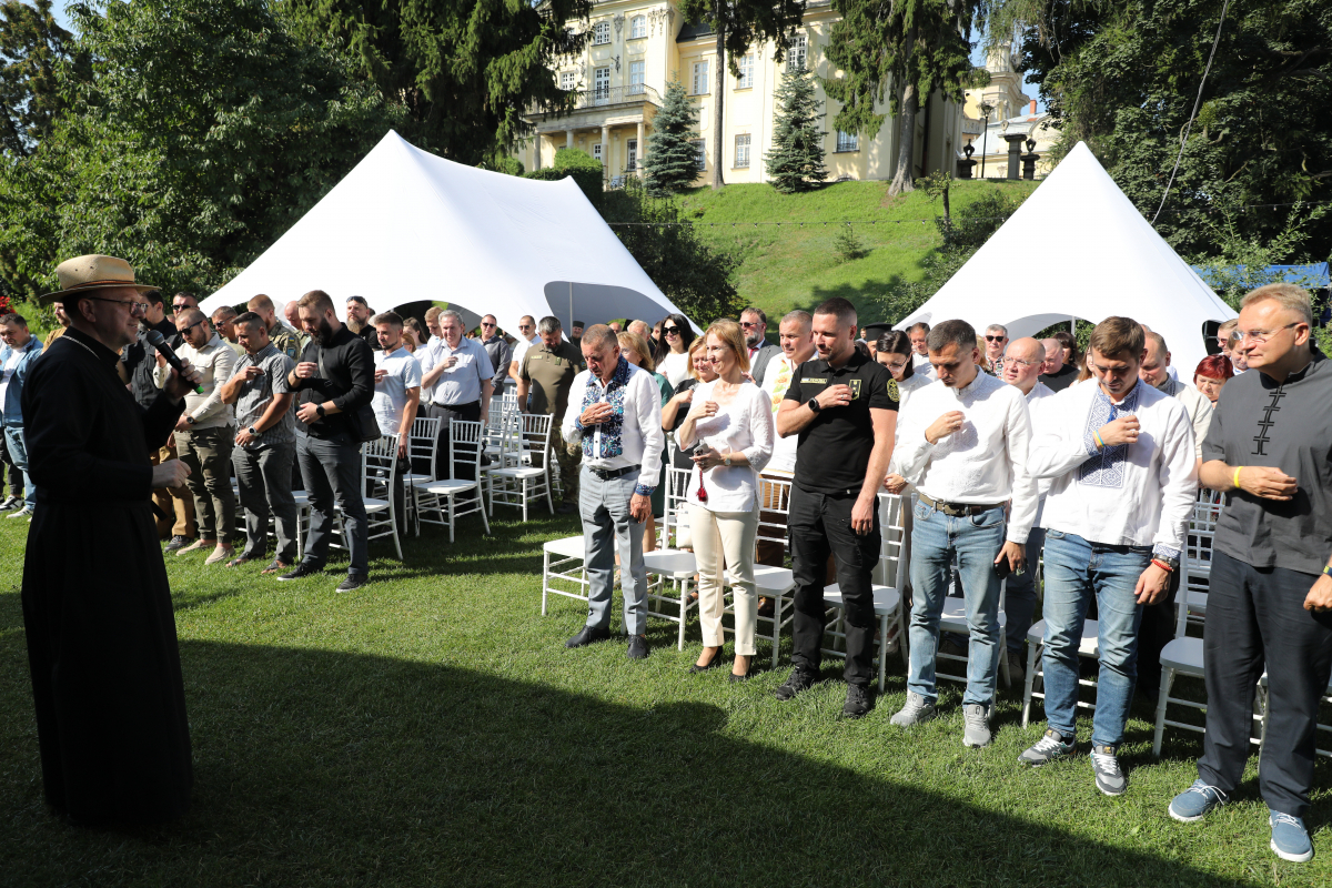 Фото з молитовного сніданку