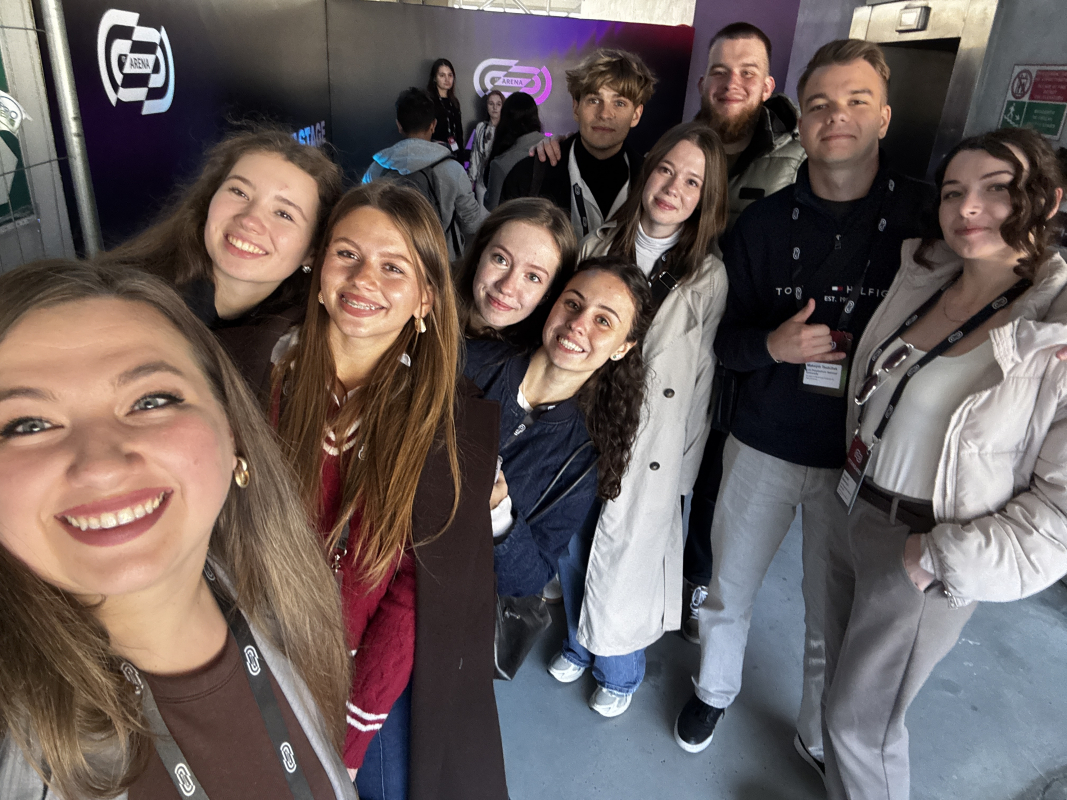 Фото із заходу