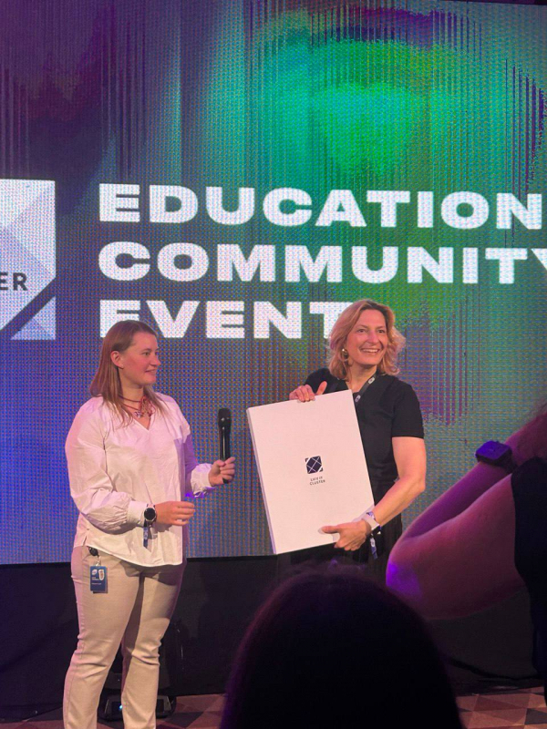 Фото із заходу