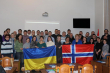фото учасників проекту Норвегія-Україна з прапорами Норвегії та України