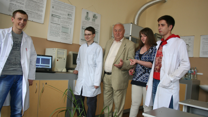 в лабораторії