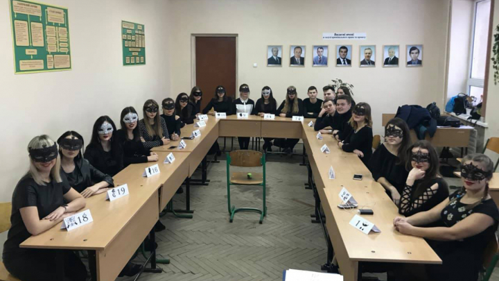 фото студентів Технологічного коледжу Національного університету «Львівська політехніка» в аудиторії та в масках