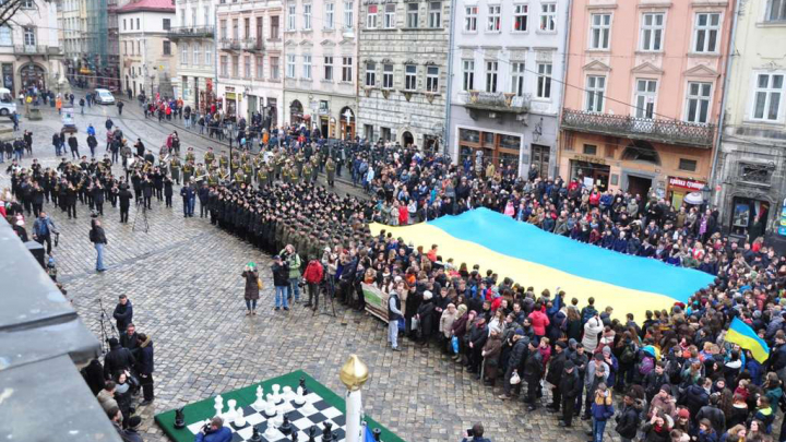 виконання Гімну перед Ратушею