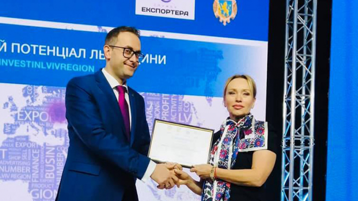Маркіян Мальський вручає сертифікати випускникам «Школи експортера для початківців»