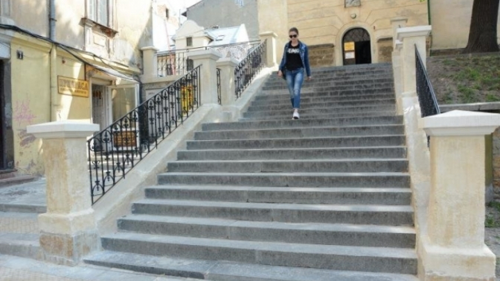 сходи біля церкви Марії Сніжної на площі Осмомисла