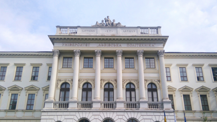 фасад університету