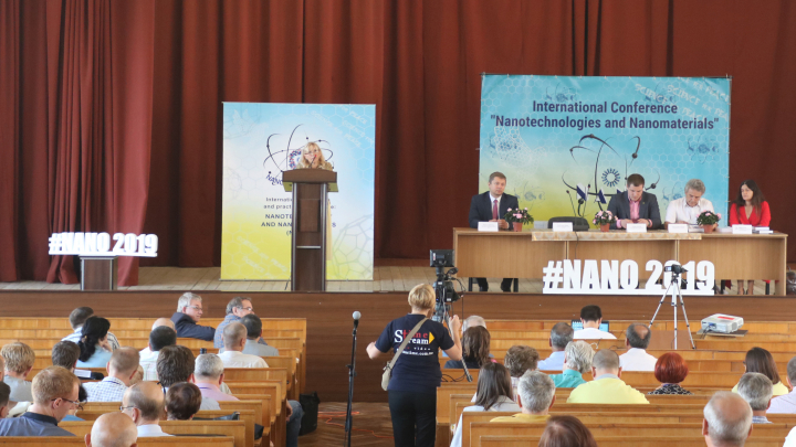 на конференції «Нанотехнології та наноматеріали»