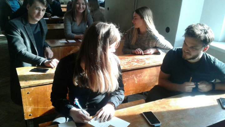 в аудиторії