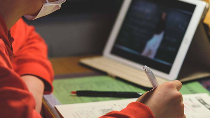 студент на дистанційній сесії