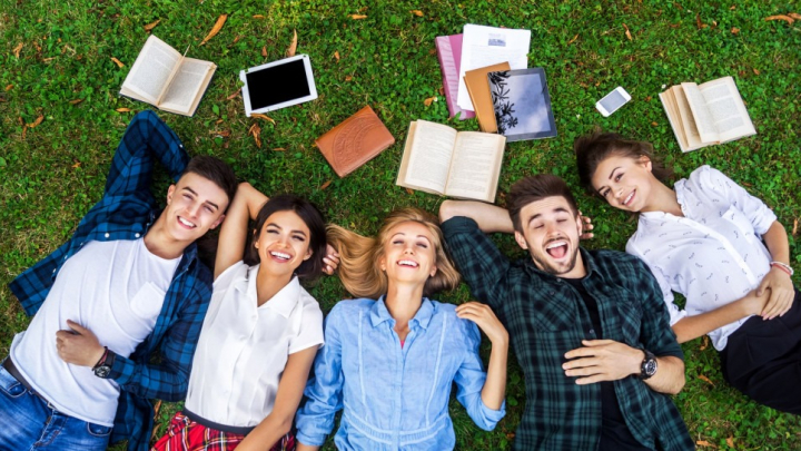 студенти відпочивають на галявині парку