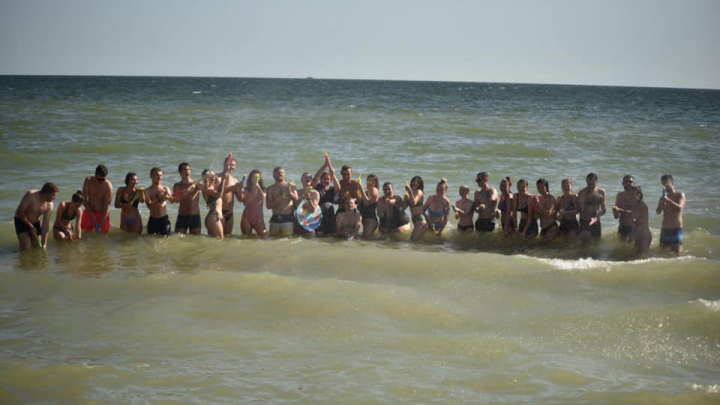 фото учасників XV Всеукраїнського молодіжного пленеру НСС на березі моря у навчально-оздоровчому таборі «Політехнік-3»