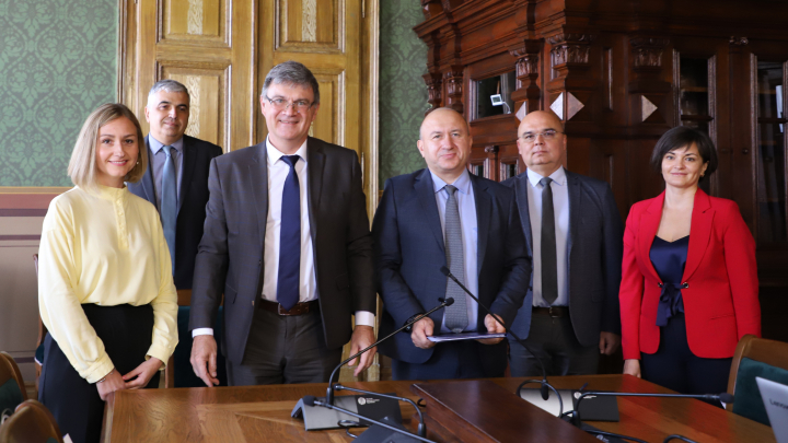 Фото з підписання угоди