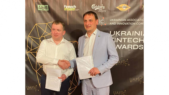 Фото з підписання угоди про співпрацю