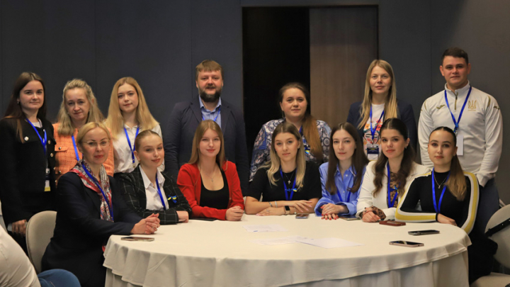 Фото із заходу