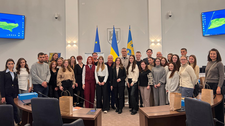 Фото із заходу