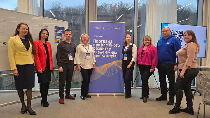 Фото із заходу