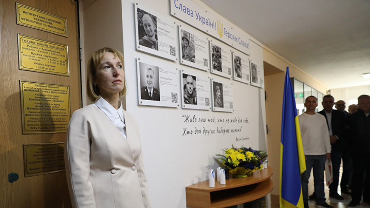 Фото з відкриття меморіальної стіни