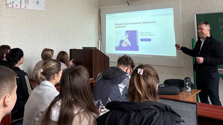 Фото із заходу