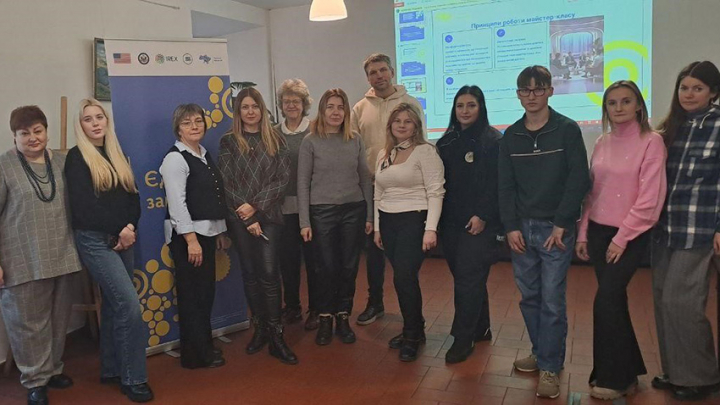 Фото із заходу