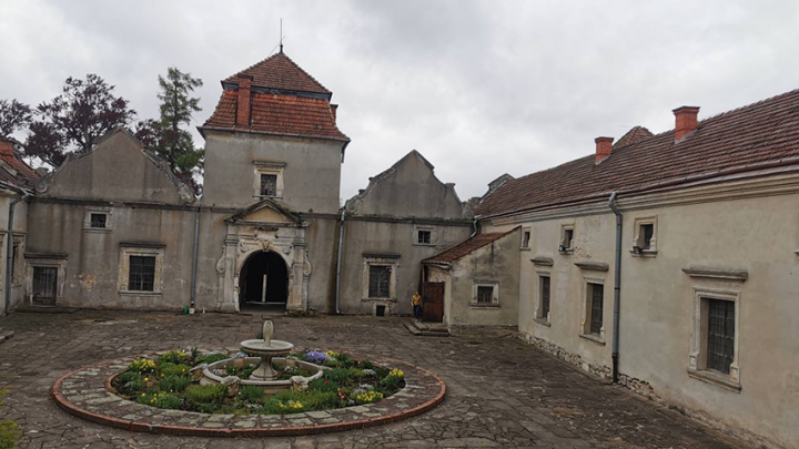 Фото із заходу