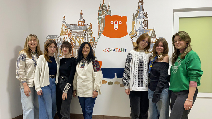 Учасниці проєкту «Художник – дитині»