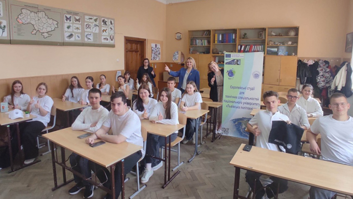 Фото із заходу