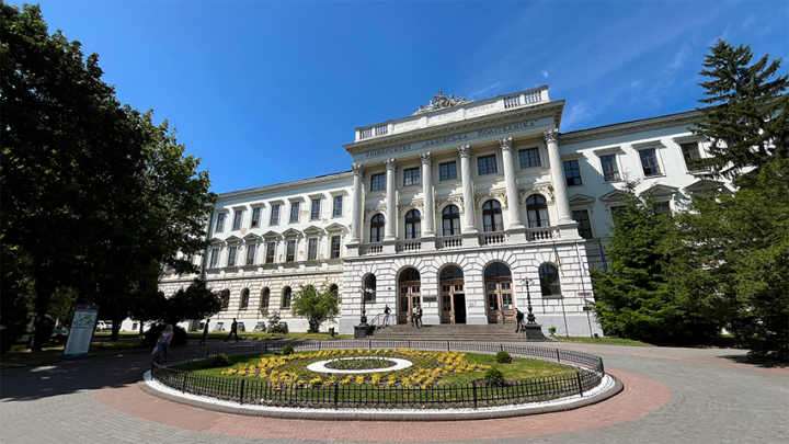 Історичний партер перед головним корпусом Львівської політехніки