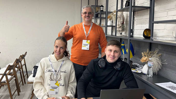 Фото із заходу