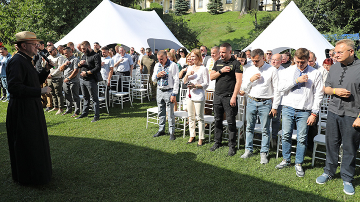 Фото з молитовного сніданку